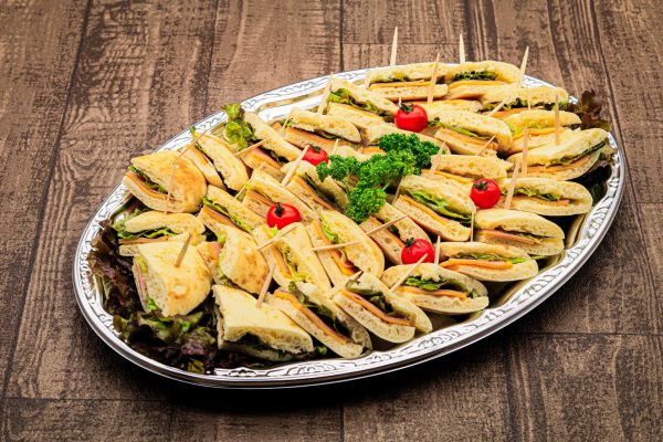 ハムとチェダーチーズのフォカッチャサンドSサイズ（紙皿・紙おしぼり３セット）