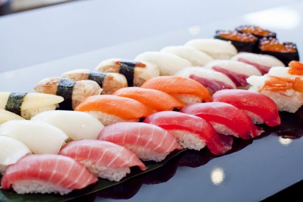 上江戸前握り寿司　Lサイズ（50貫）（割り箸・紙皿・紙おしぼり　5セット、エコトング1本、醤油・醤油皿　5セット）